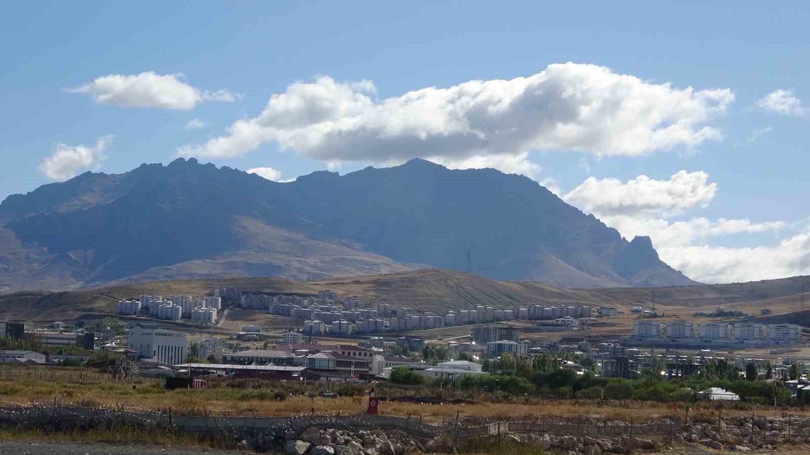 Van’ı çevreleyen dağlarda bulut şöleni