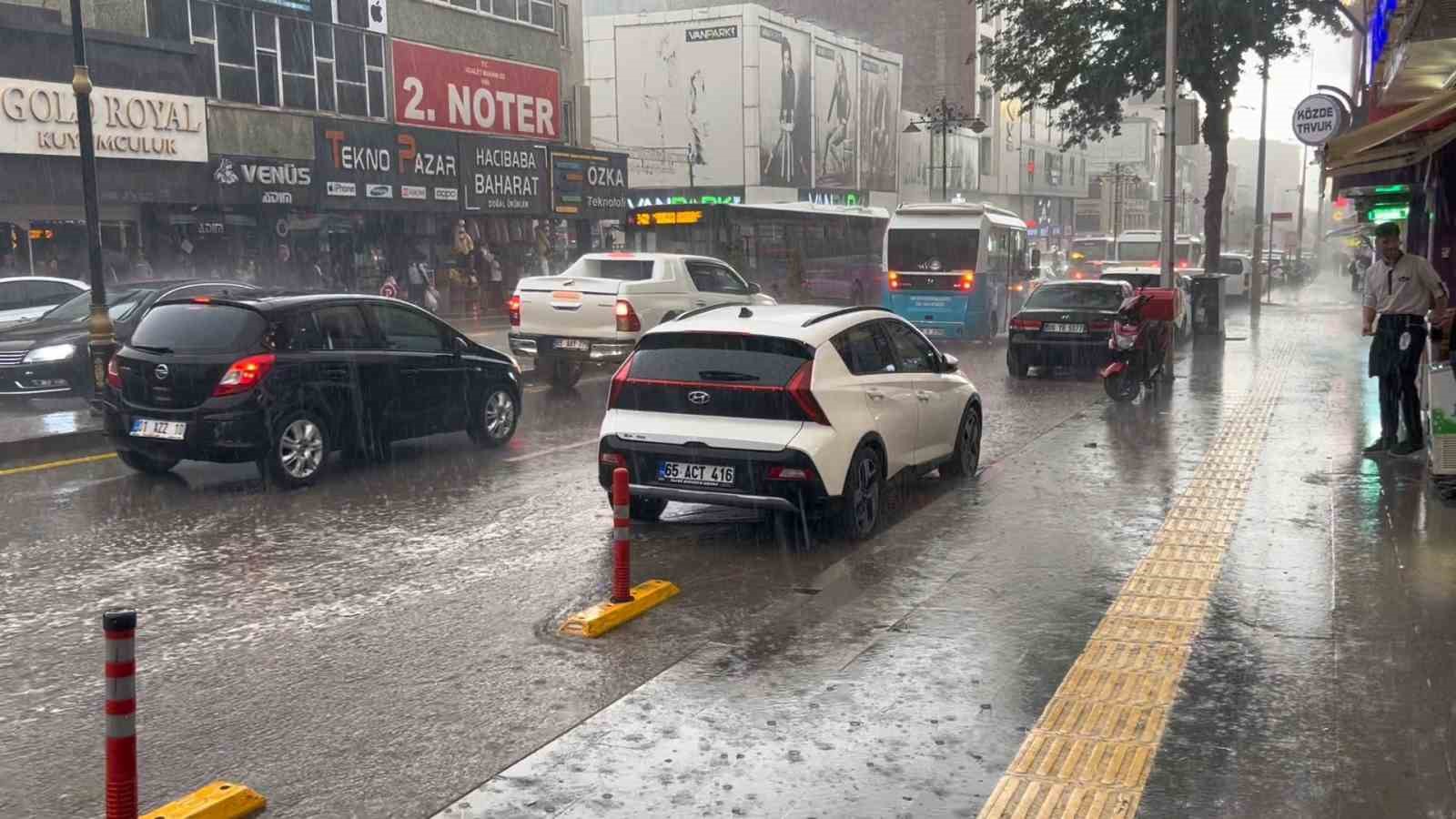 Van’da sağanak yağış