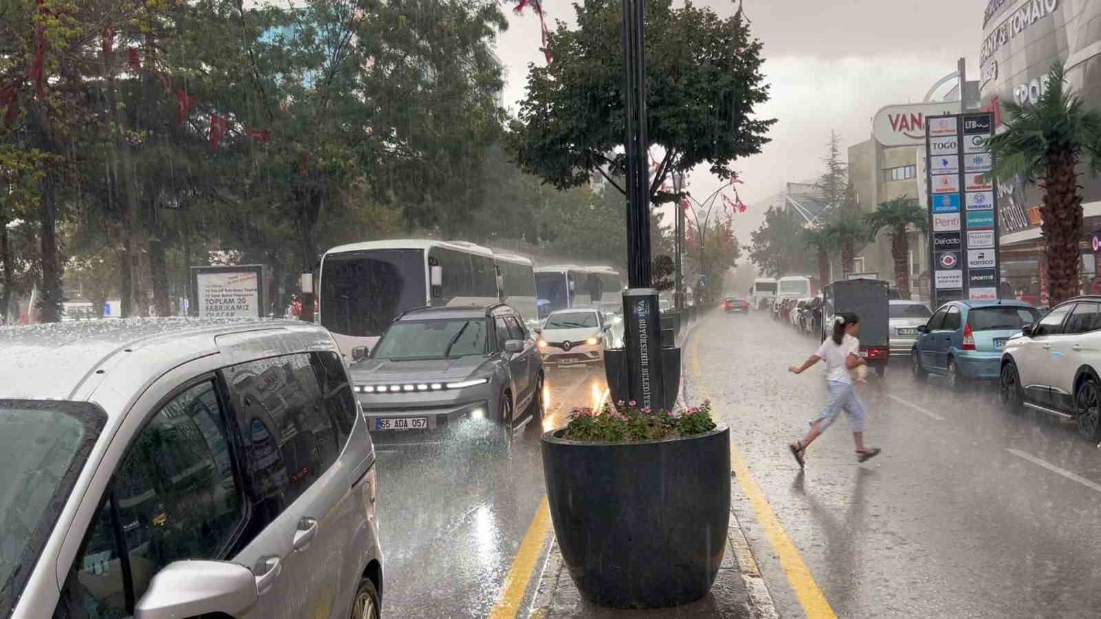 Van’da sağanak yağış