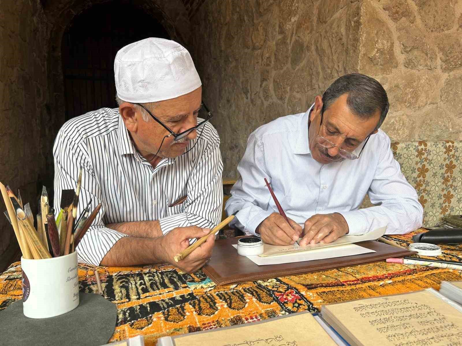 Van’da emekli öğretmen Kur’an-ı Kerim’i el yazısıyla tamamladı