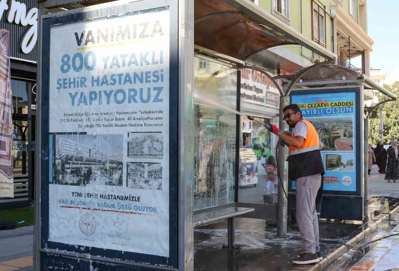 Van’da mobil temizlik ve yıkama aracıyla duraklar artık daha temiz