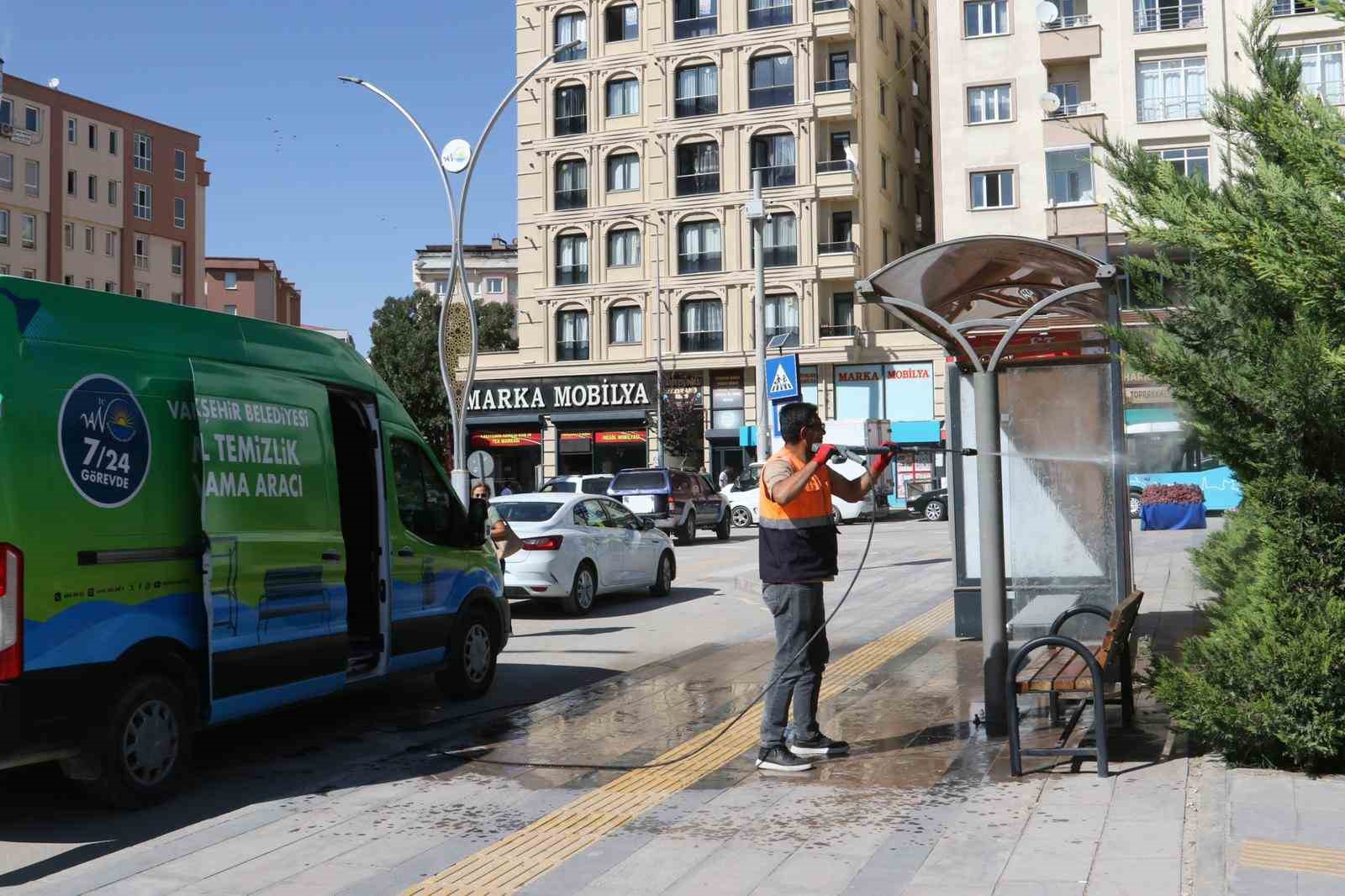 Van’da mobil temizlik ve yıkama aracıyla duraklar artık daha temiz