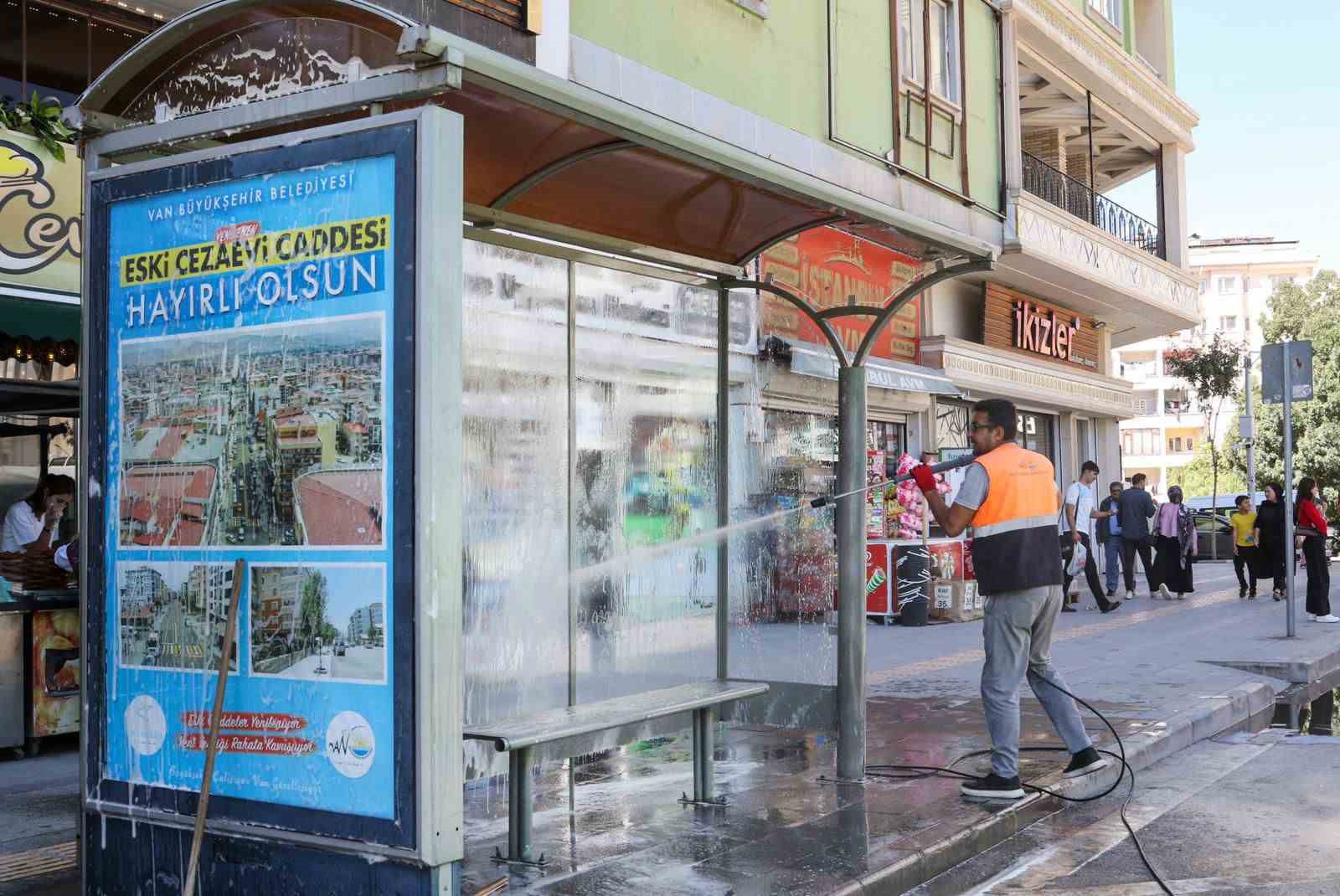 Van’da mobil temizlik ve yıkama aracıyla duraklar artık daha temiz