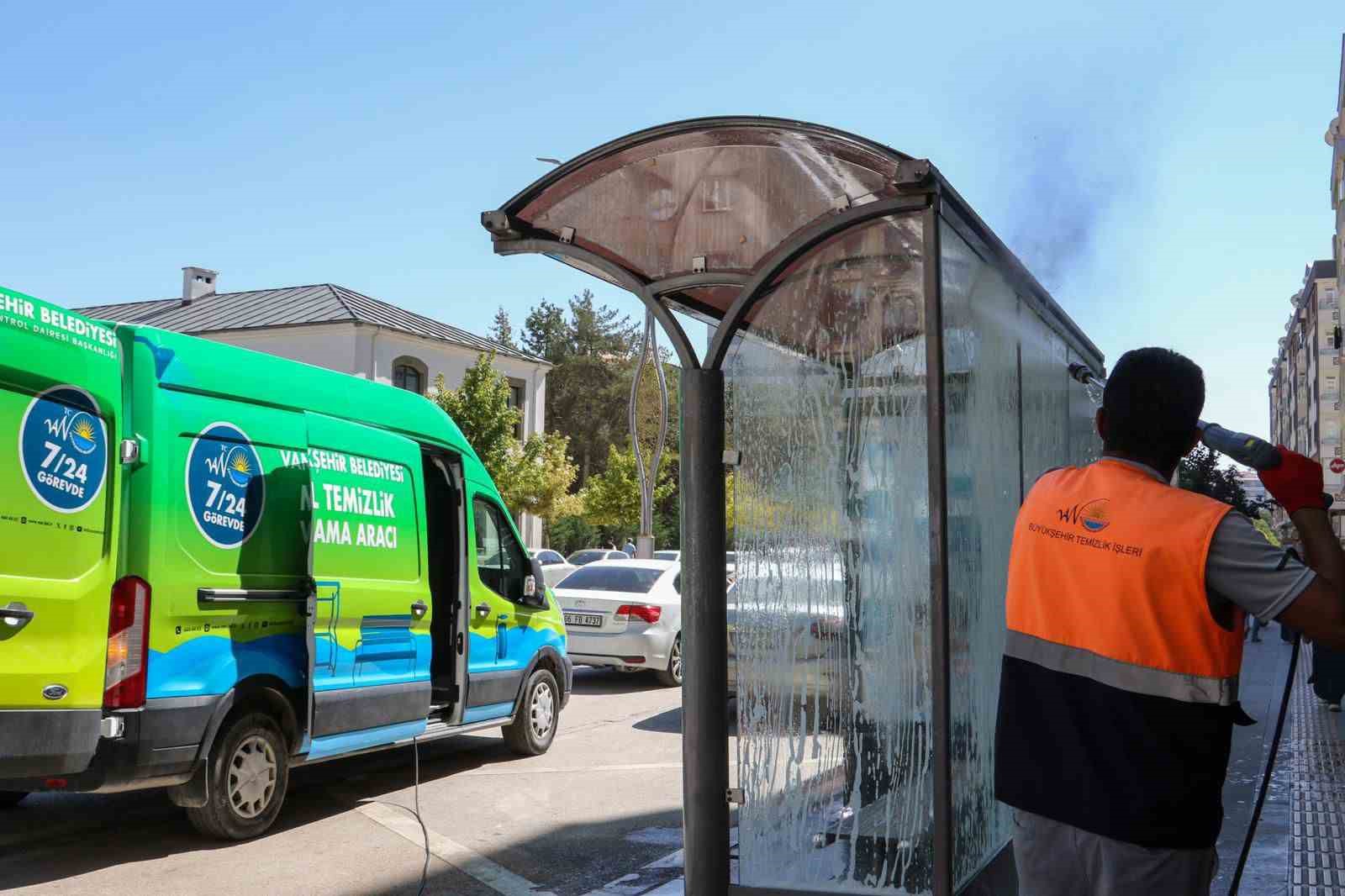 Van’da mobil temizlik ve yıkama aracıyla duraklar artık daha temiz