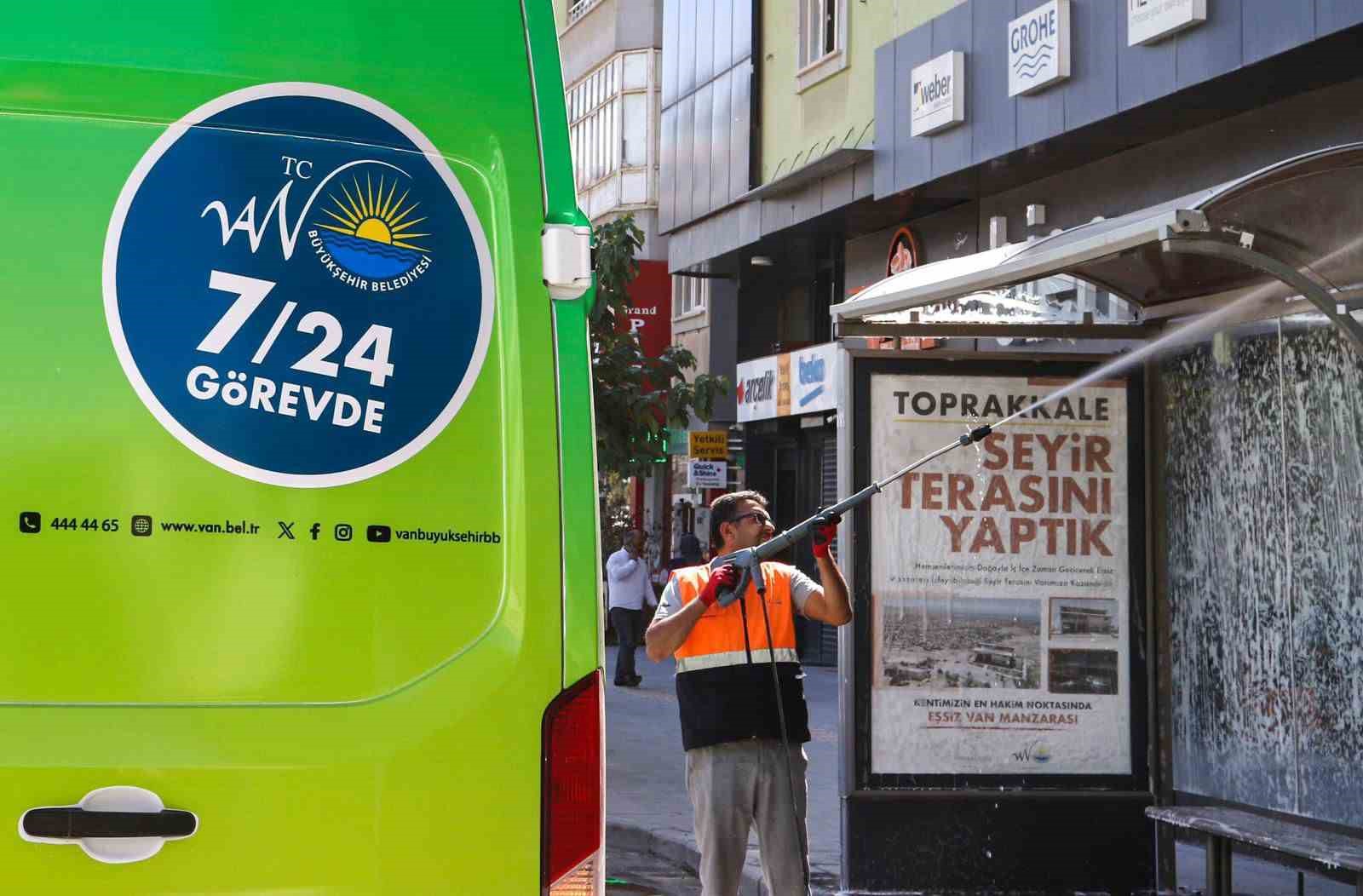 Van’da mobil temizlik ve yıkama aracıyla duraklar artık daha temiz