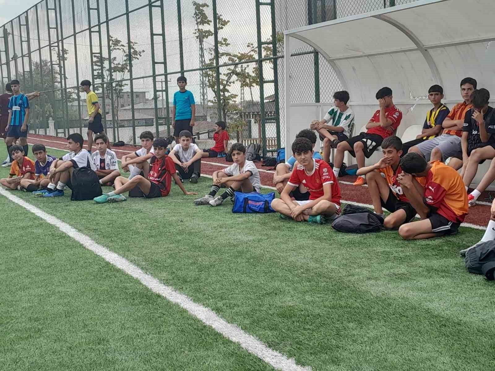 Van Büyükşehir Belediyespor futbolcu seçmelerine yoğun ilgi