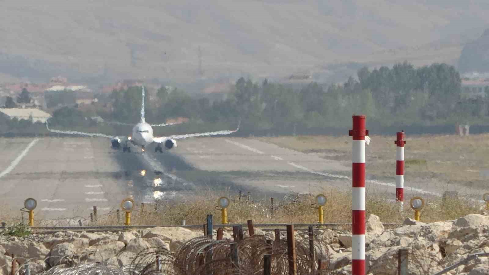 Van Ferit Melen Havalimanı 3 aylık bakıma alındı: Uçaklar son kez piste indi