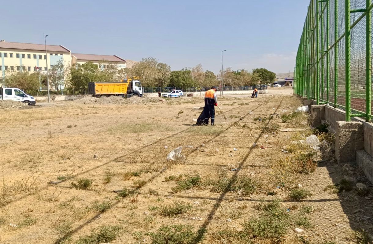 Van Büyükşehir Belediyesi kent genelinde temizlik çalışmalarını sürdürüyor