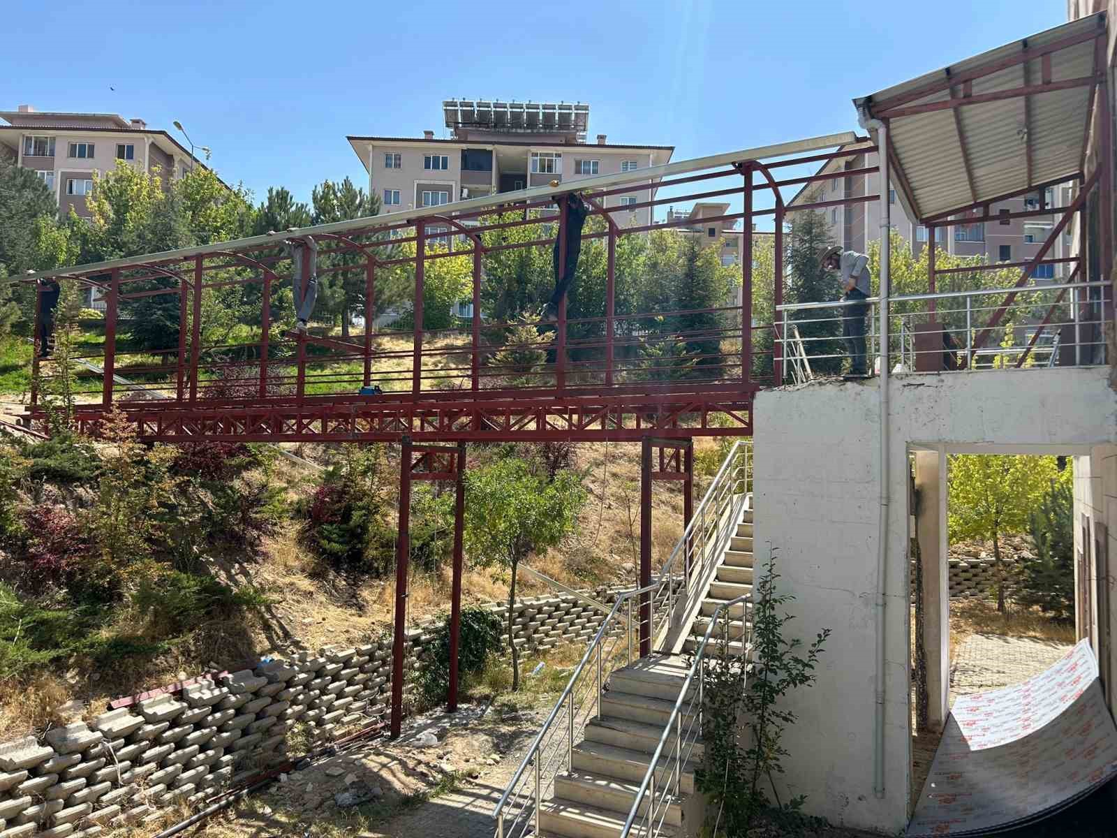 Van’da yaşlı ve engelliler için camiye geçit yapılıyor