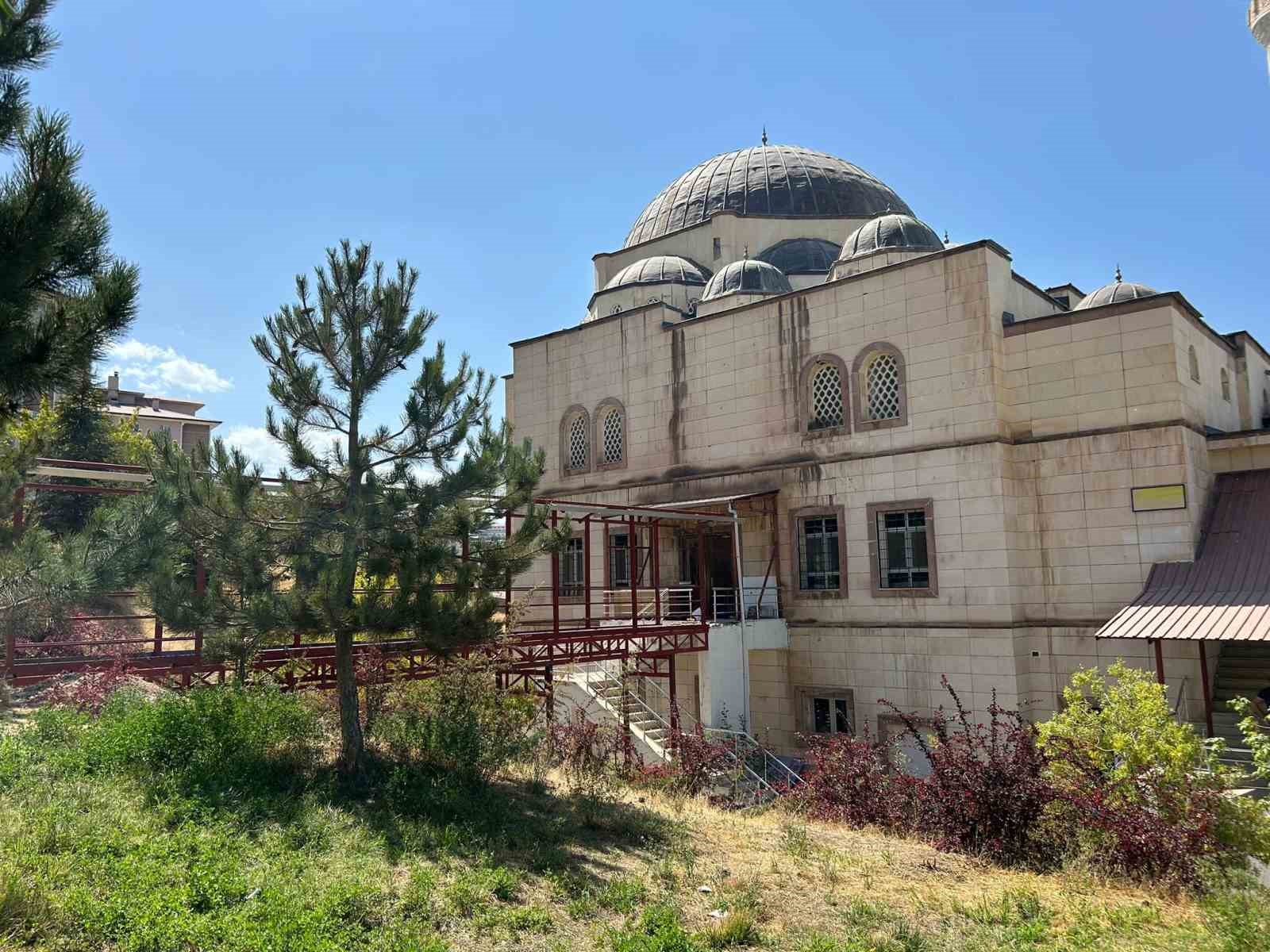Van’da yaşlı ve engelliler için camiye geçit yapılıyor