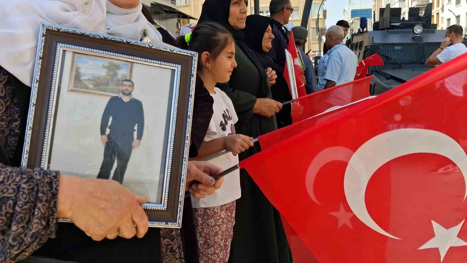 Vanlı anneler evlatlarını bekliyor