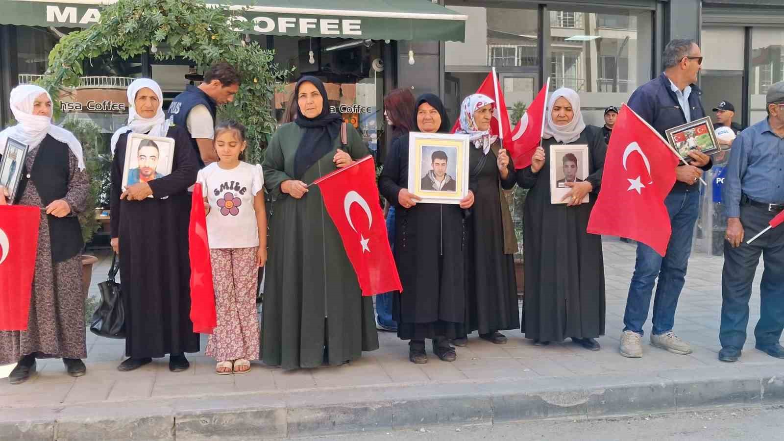Vanlı anneler evlatlarını bekliyor