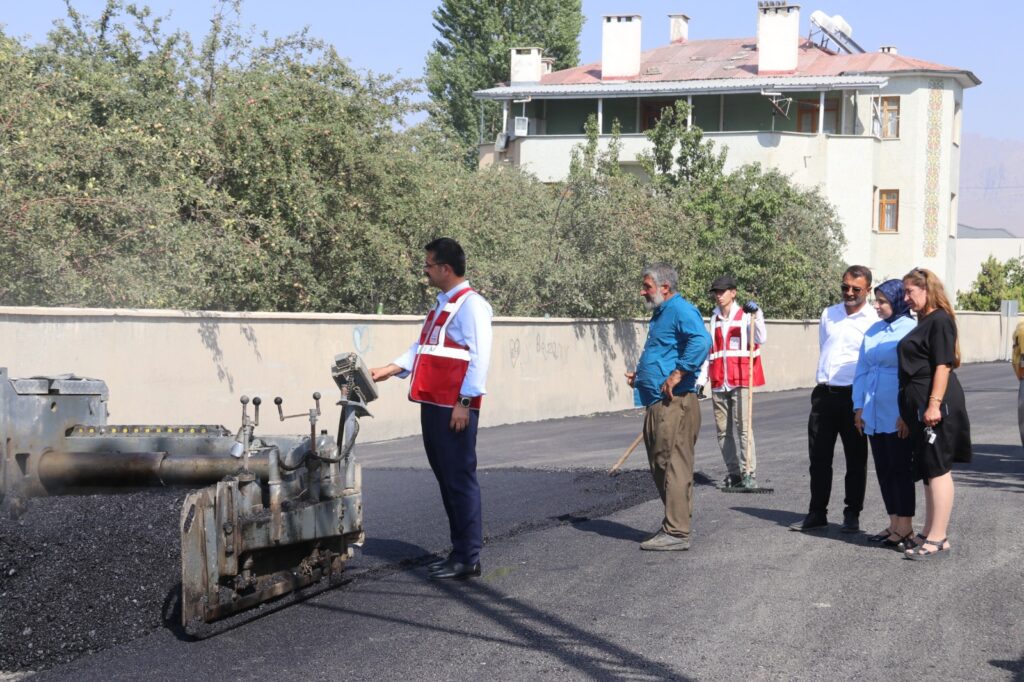 Edremit’te son bir ayda 9 kilometre yol asfaltlandı