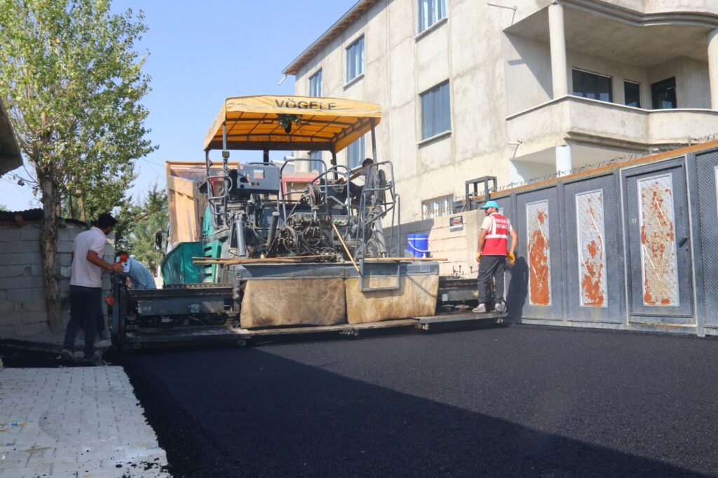 Edremit’te son bir ayda 9 kilometre yol asfaltlandı