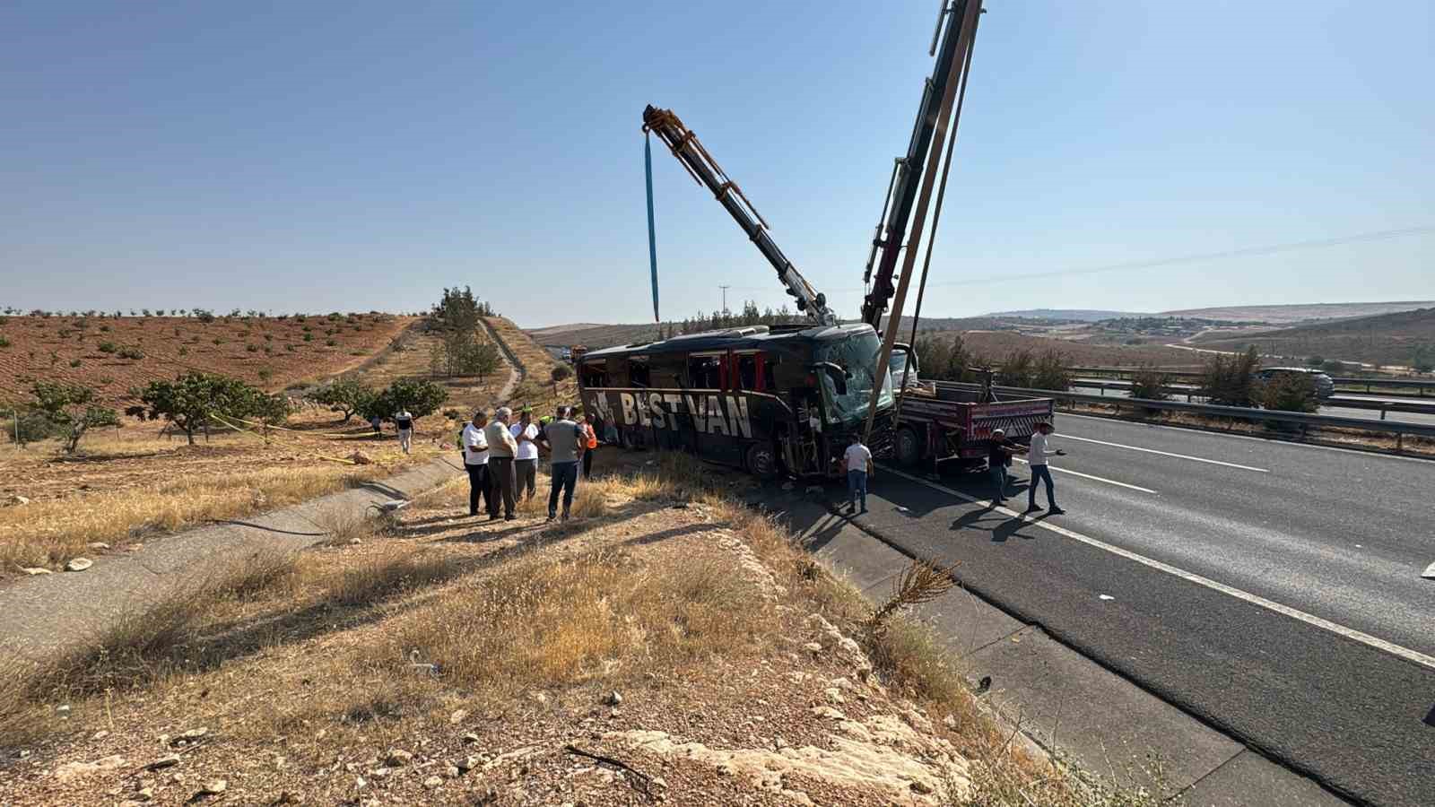 Şanlıurfa’da yolcu otobüsü devrildi: 27 yaralı