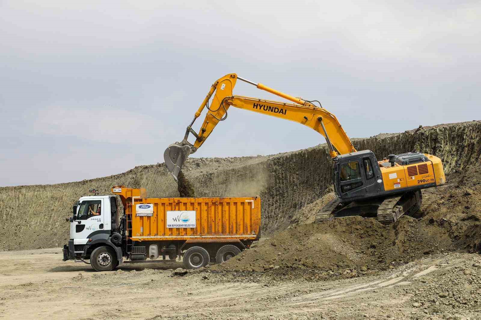 Van Büyükşehir Belediyesi kente modern bir sebze hali kazandırıyor