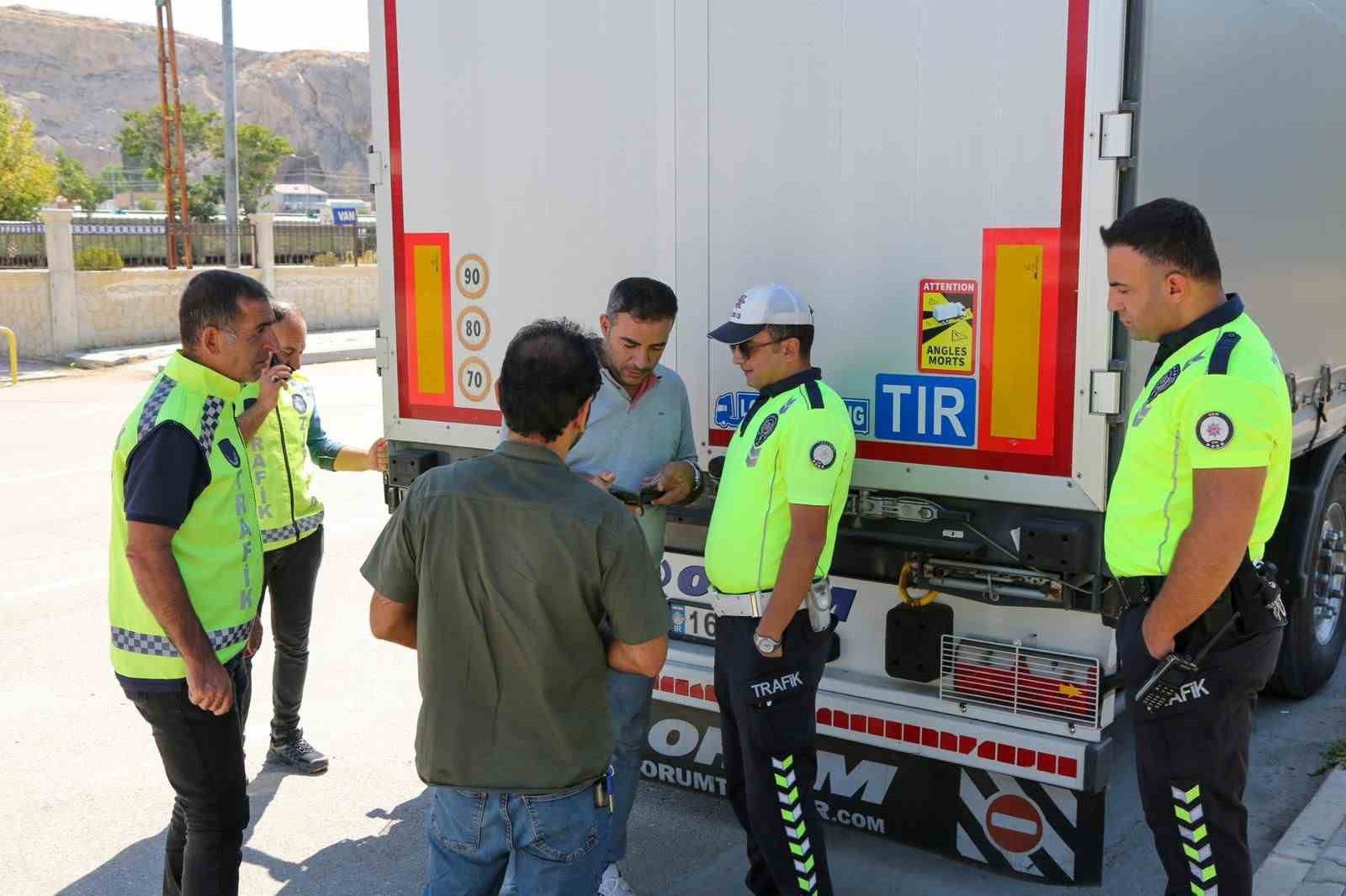 Van’da usulsüz park yapan tırlara yönelik denetim yaptı