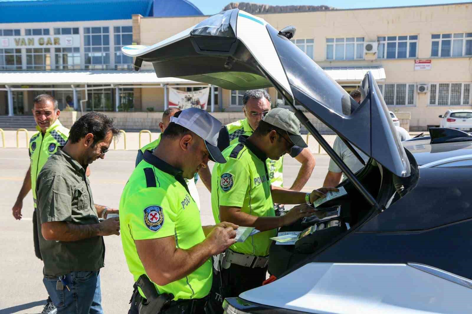 Van’da usulsüz park yapan tırlara yönelik denetim yaptı