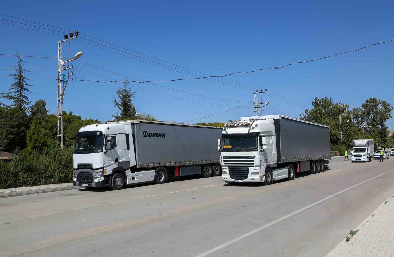 Van’da usulsüz park yapan tırlara yönelik denetim yaptı