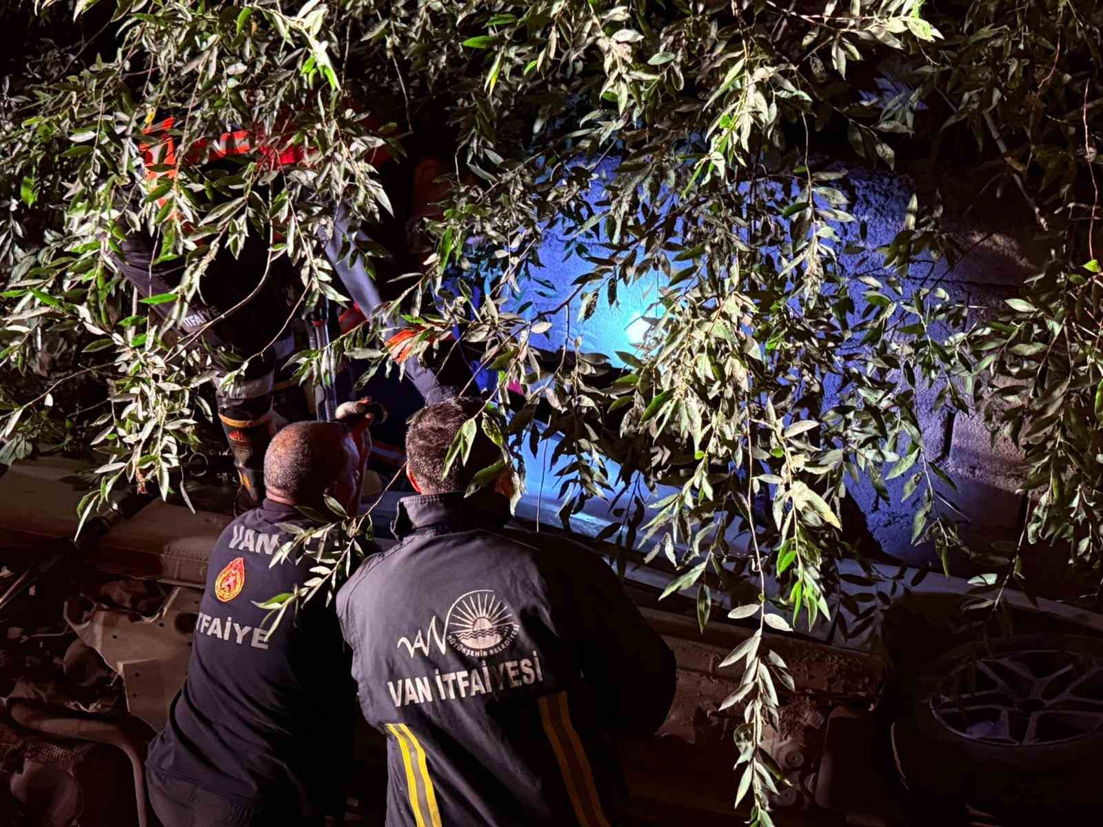 Van’da otomobil su kanalına düştü: 1 yaralı