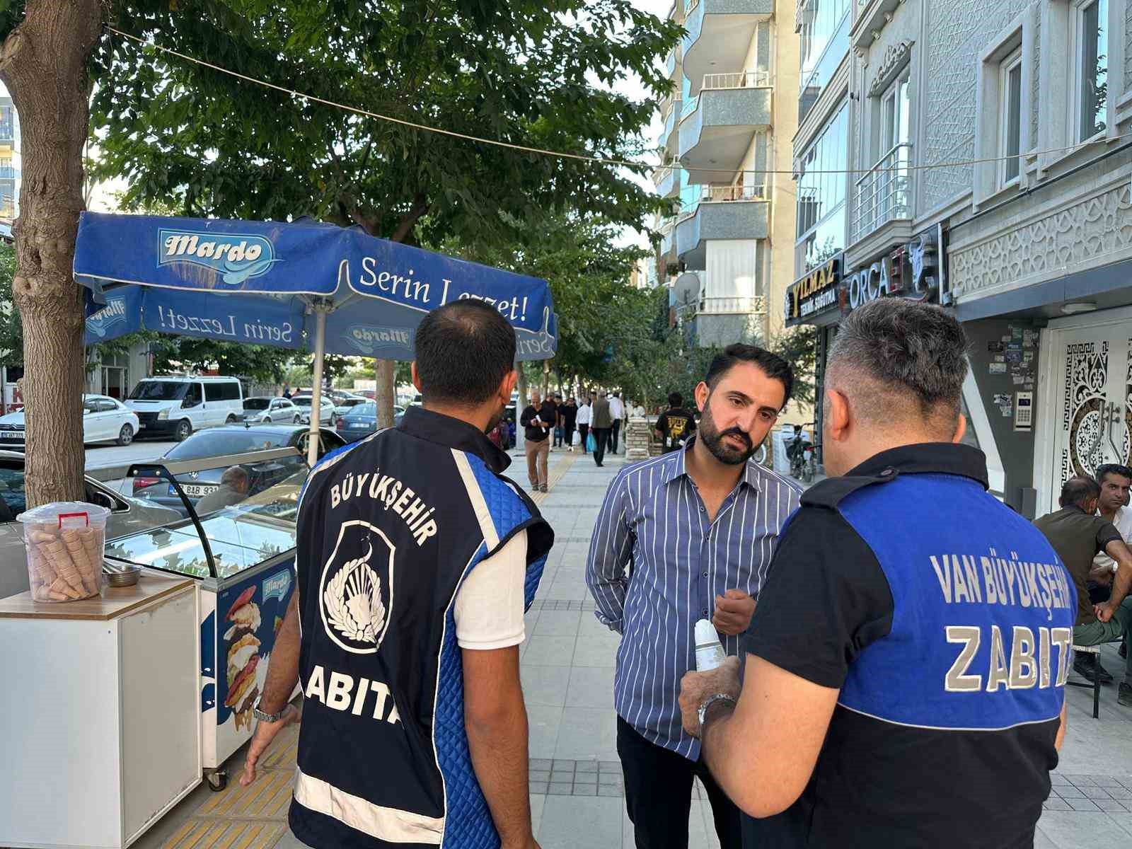 Zabıtadan lokum ve kolonyalı kaldırım işgali uyarısı