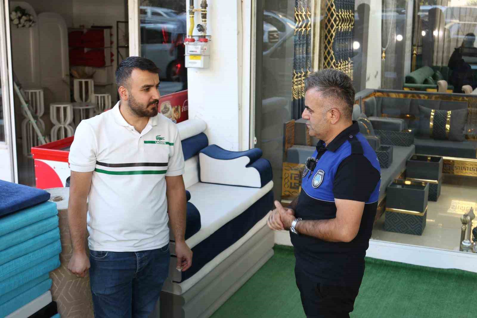 Zabıtadan lokum ve kolonyalı kaldırım işgali uyarısı