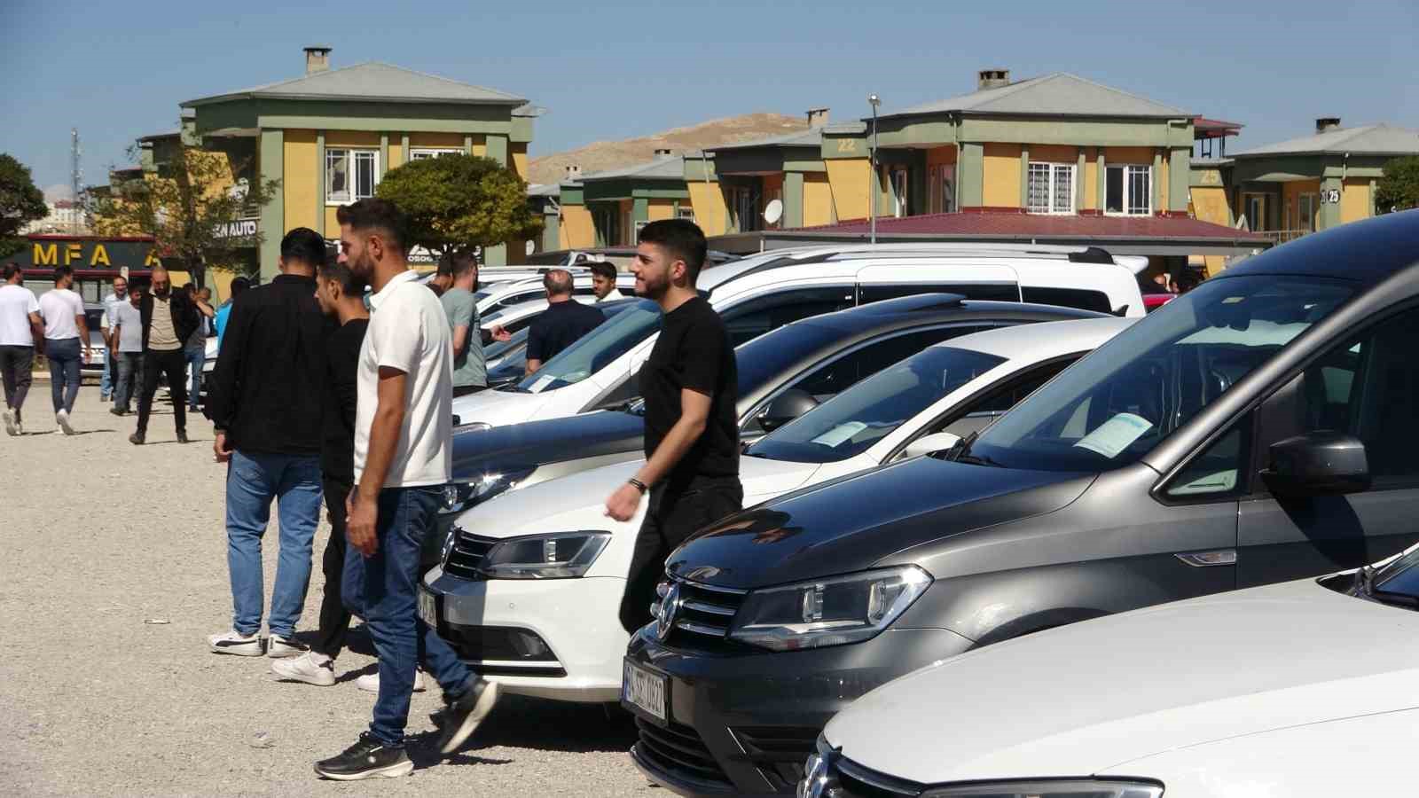 Van açık oto pazarı havaların serinlemesiyle hareketlendi