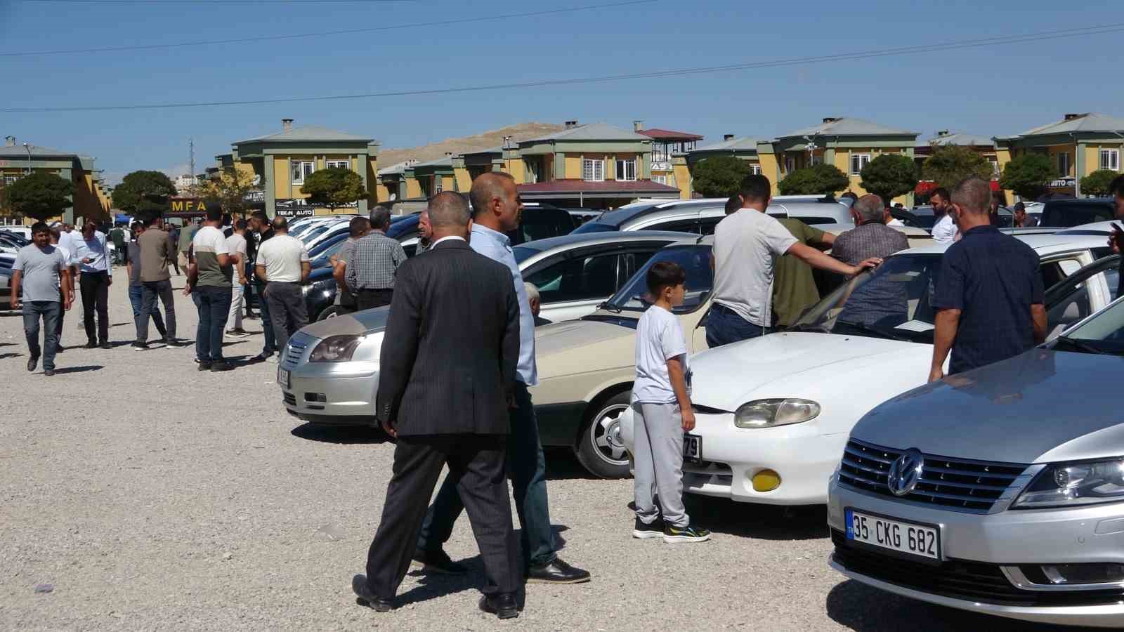 Van açık oto pazarı havaların serinlemesiyle hareketlendi