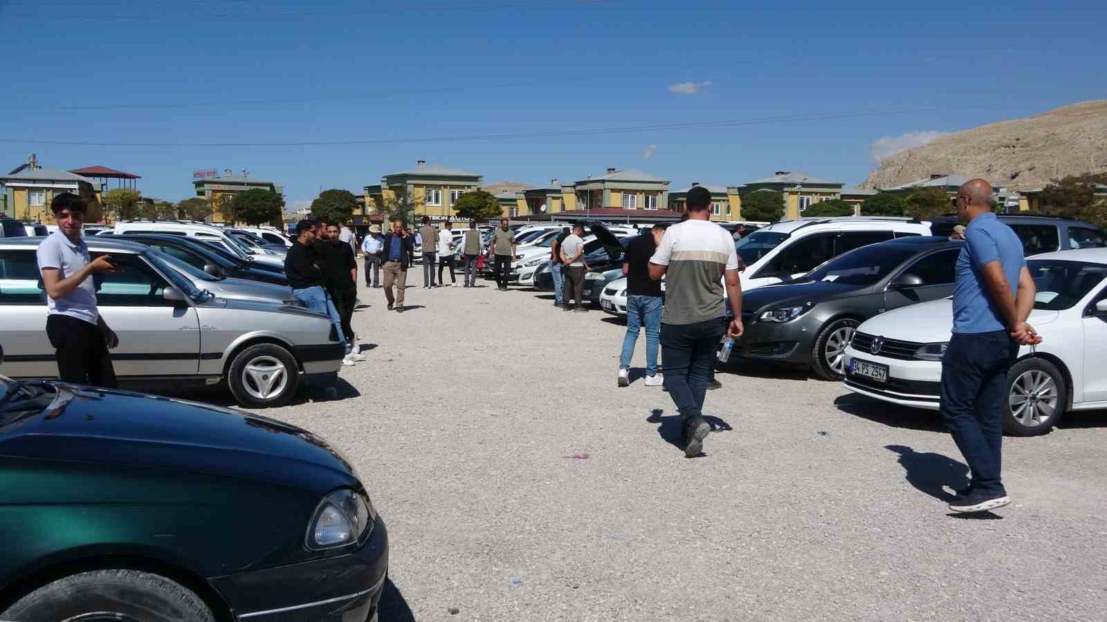 Van açık oto pazarı havaların serinlemesiyle hareketlendi
