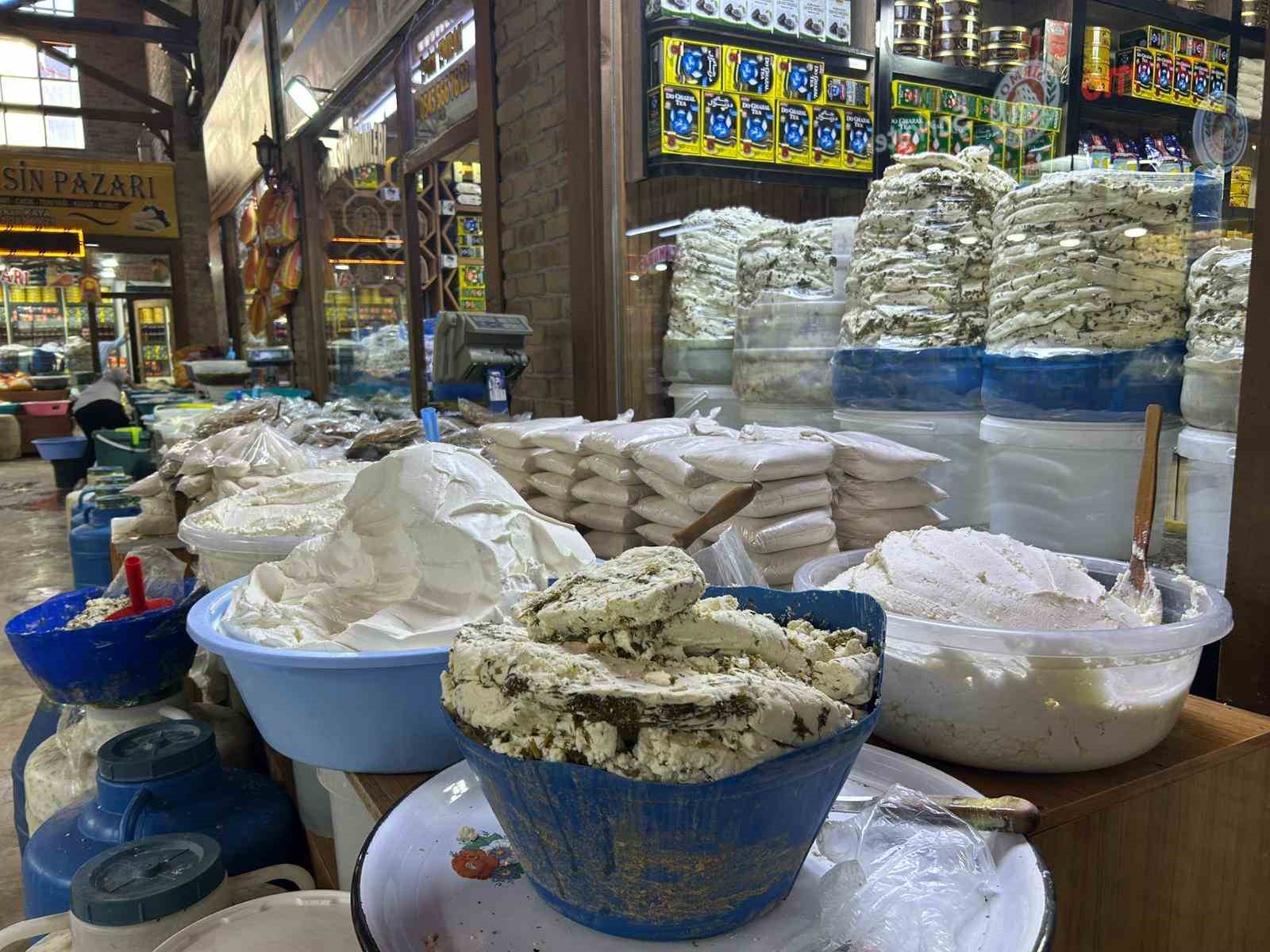 Geleneksel Van lezzeti: Kışlık küp otlu peyniri tezgâhlardaki yerini almaya başladı