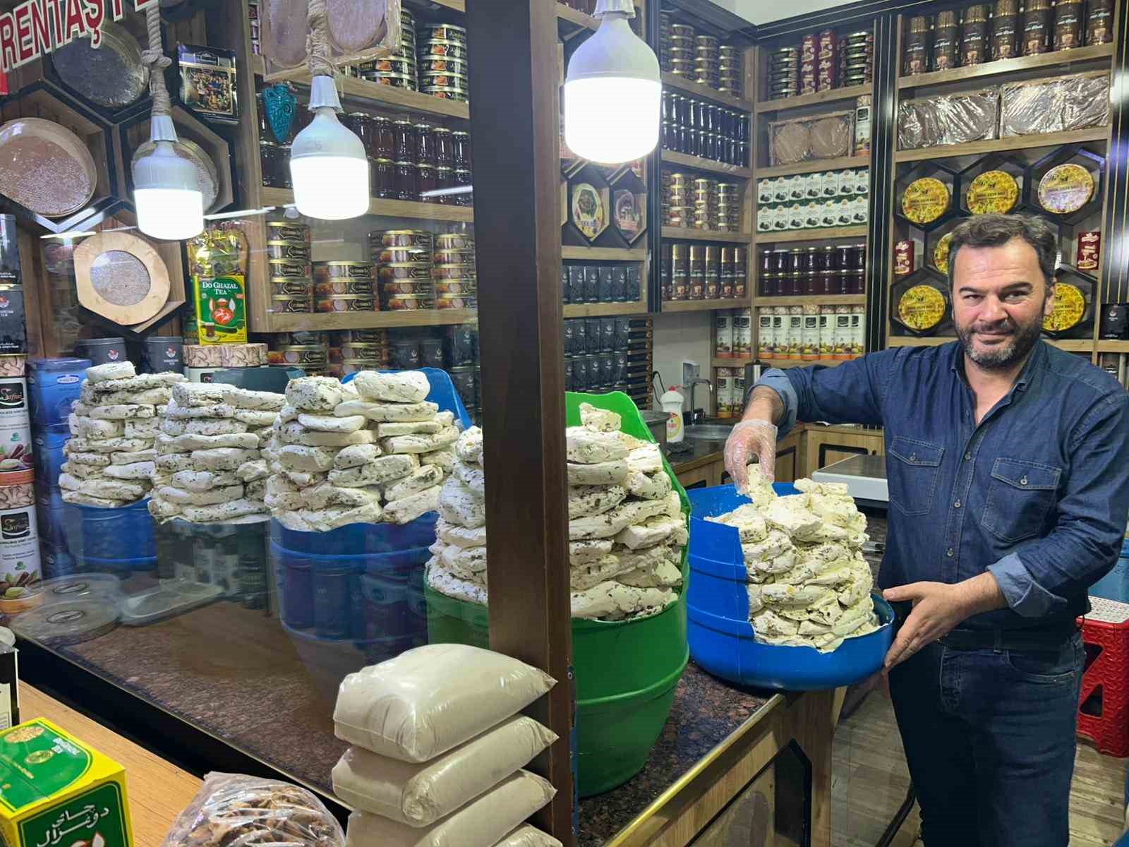 Geleneksel Van lezzeti: Kışlık küp otlu peyniri tezgâhlardaki yerini almaya başladı