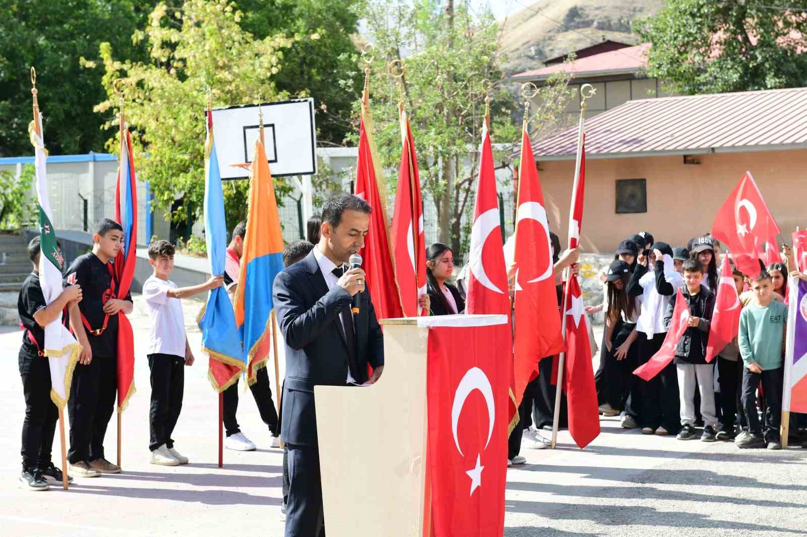 Çatak’ta İlköğretim Haftası coşkuyla kutlandı