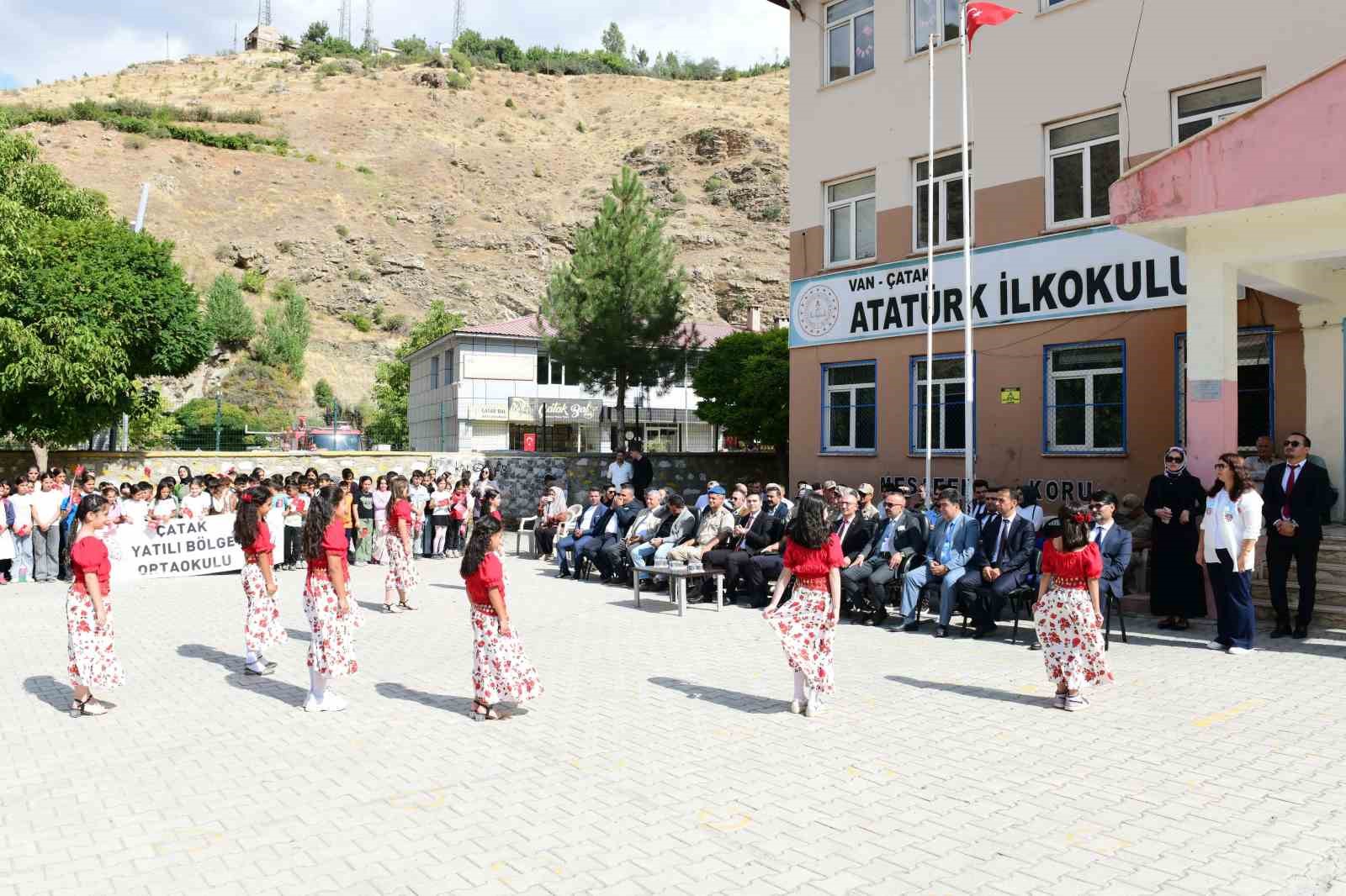 Çatak’ta İlköğretim Haftası coşkuyla kutlandı