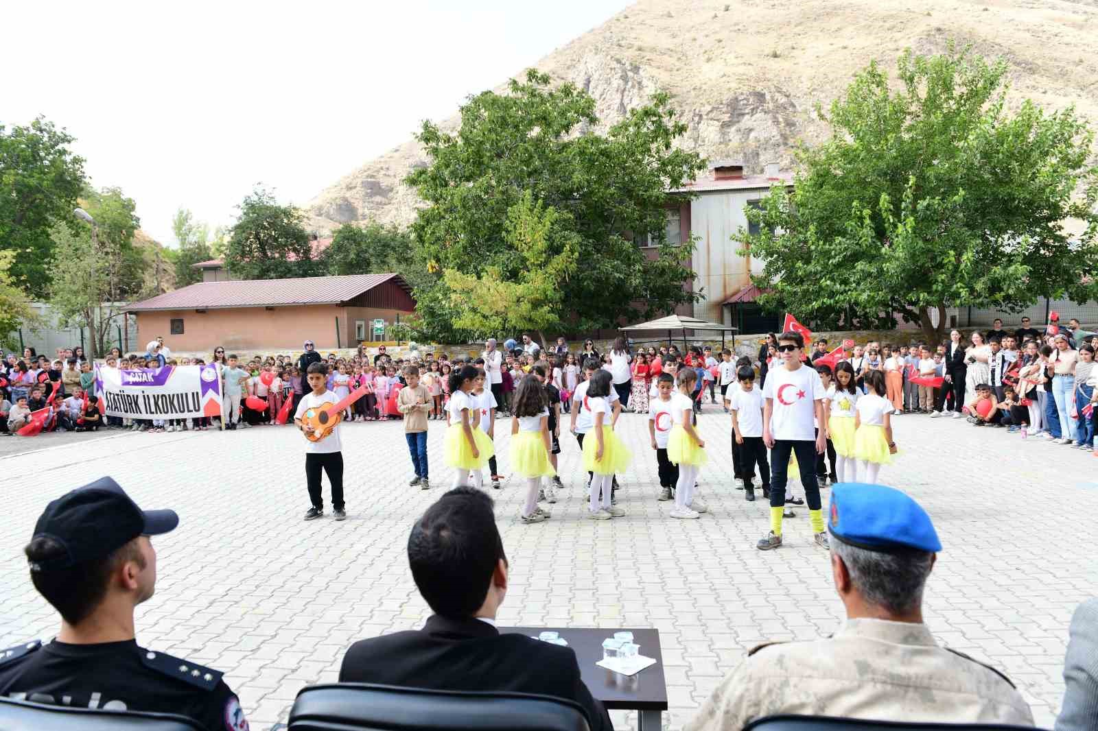 Çatak’ta İlköğretim Haftası coşkuyla kutlandı
