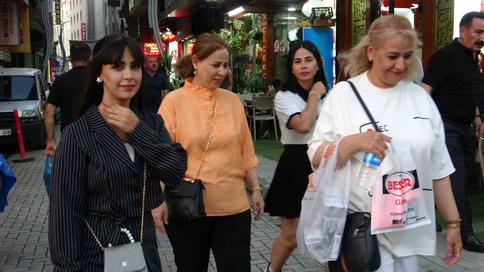 İranlı turistler Van esnafının yüzünü güldürdü