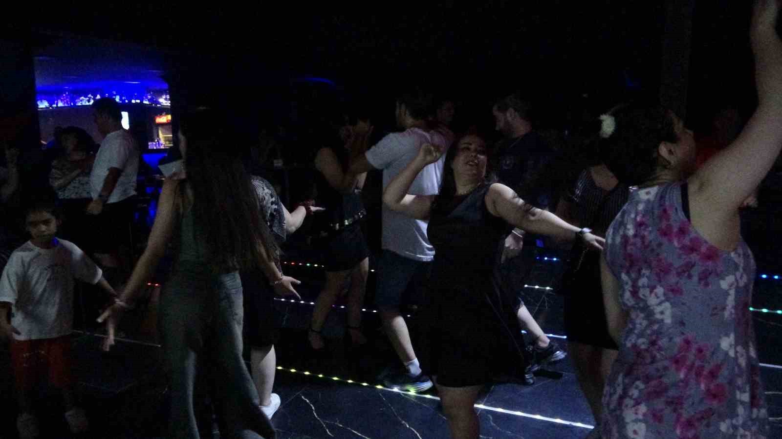 İranlı turistler Van esnafının yüzünü güldürdü
