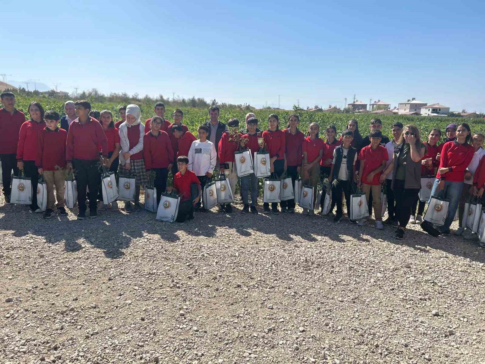 Van’da öğrenciler doğa bilinci için fidan dikecek