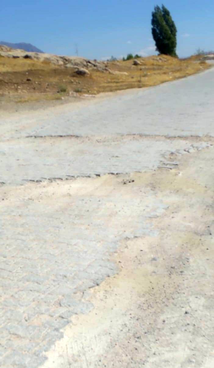 Tuşba’da yol ve çöp sorunu vatandaşları bıktırdı