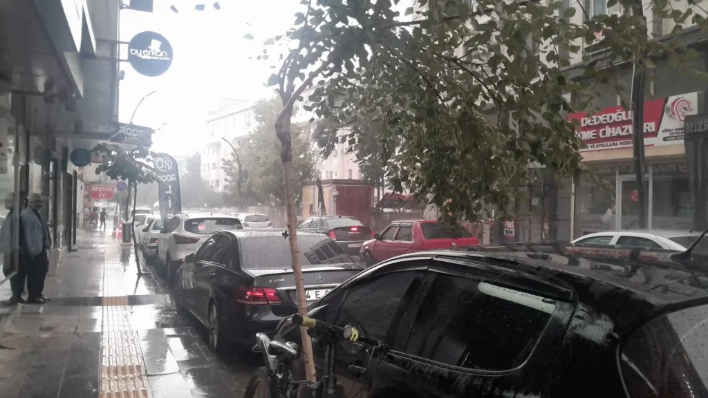 Van'da Her Yağmurda Aynı Çile! Trafik Neden Felç Oluyor?